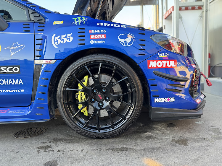 WRX STIのいつものGSにて・給油洗車・タイヤ・ホイールワックス掛けに関するカスタム事例の投稿画像3枚目