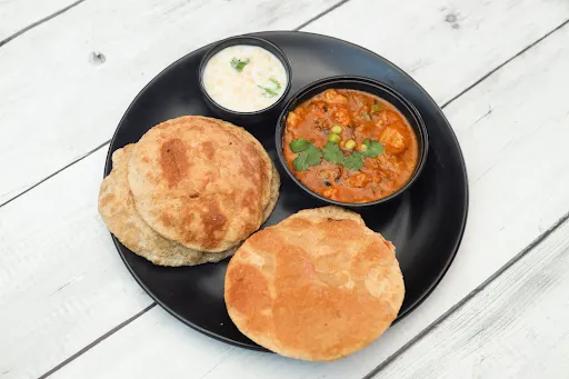 8 Poori With Aloo Tamatar And Raita