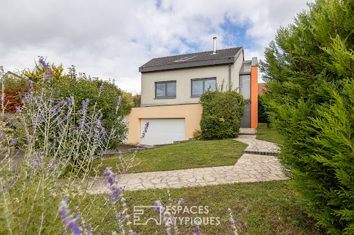 Maison avec piscine et jardin 5