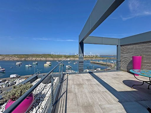 Seaside house with pool and terrace 3