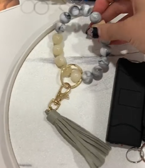 Modieuze veelzijdige sieradenarmband. Past perfect bij elke outfit, of het nu casual of chique is. Een onmisbaar accessoire voor iedereen.