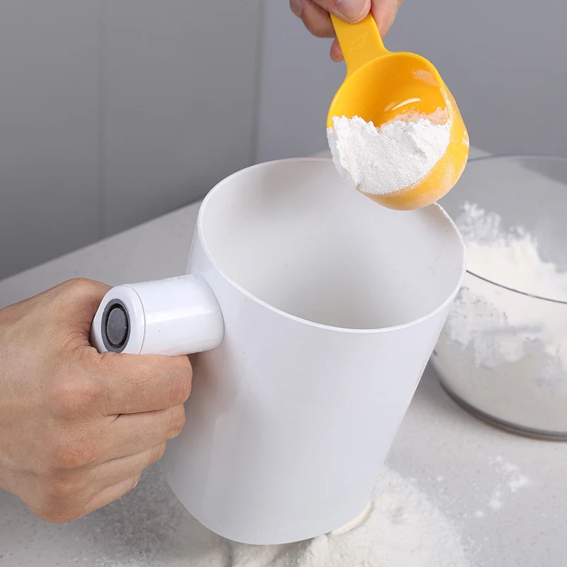 Tamis Électrique à Farine pour Sucre Glace Fin. Filtre et Tamise Facilement. Parfait pour la pâtisserie et la cuisine.