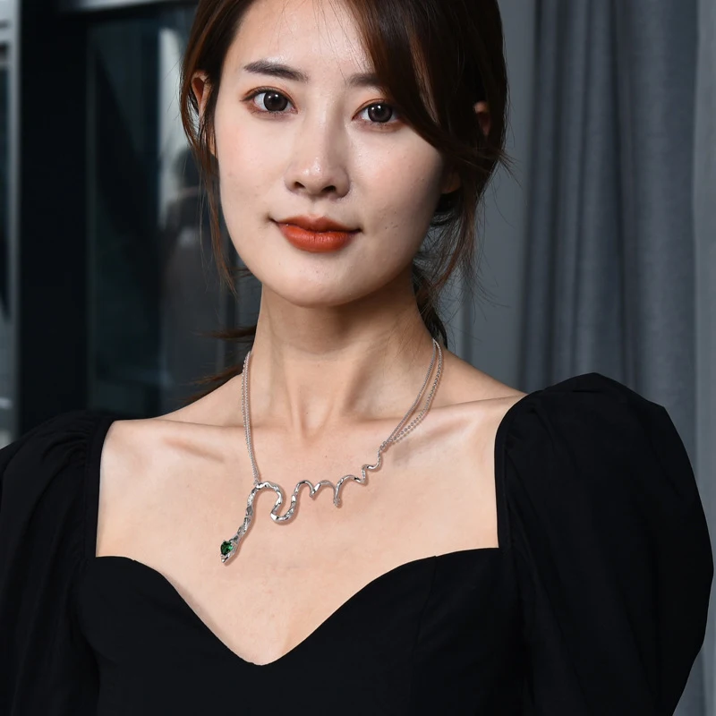 Magische Slang Betoverend Design Ketting voor Vrouwen met Groene Zirkon. Voeg een vleugje magie toe aan je look met deze unieke ketting.