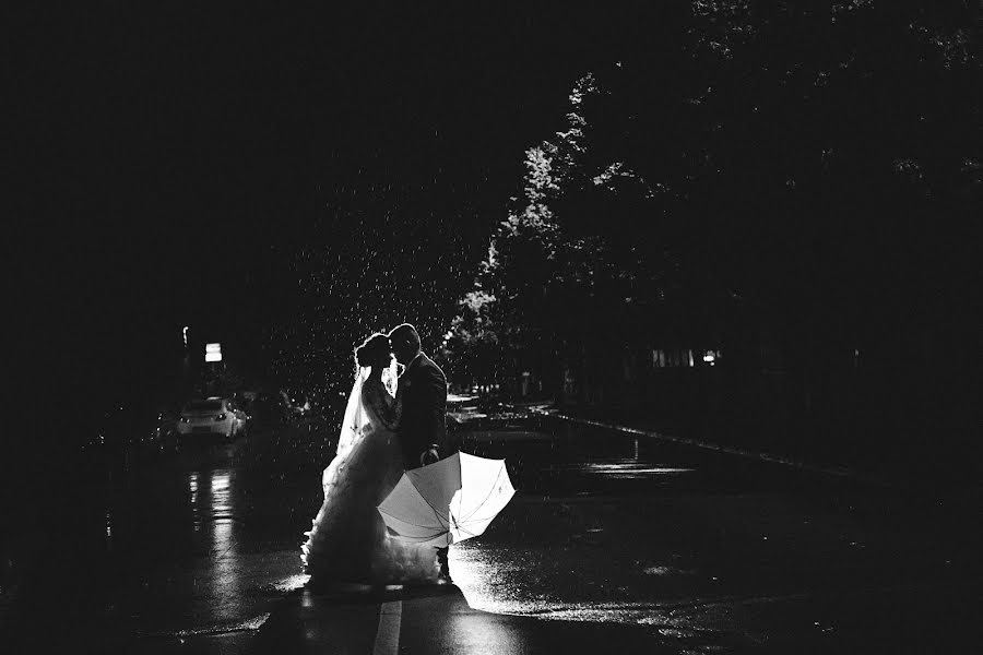 Fotógrafo de casamento Vitalik Gandrabur (ferrerov). Foto de 5 de setembro 2018