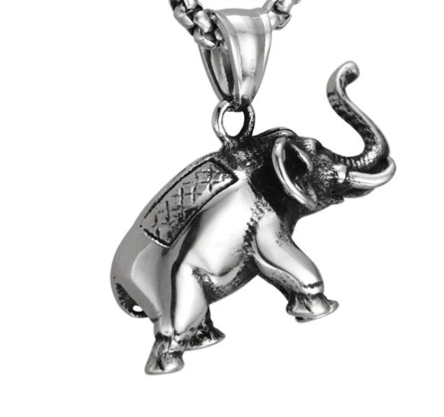 Collier Hip Hop en acier titane avec éléphant gravé, un accessoire de mode pour hommes et femmes. Design unique et durable, parfait pour un cadeau.