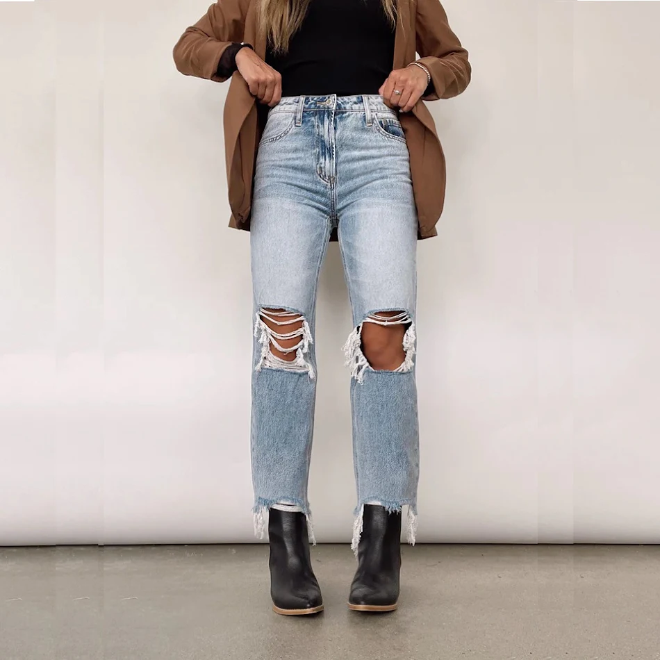 Wassergebleichte Hose mit hoher Taille und lockerer, gerader Passform. Bequem und stilvoll für den Alltag, ideal für jedes Outfit.