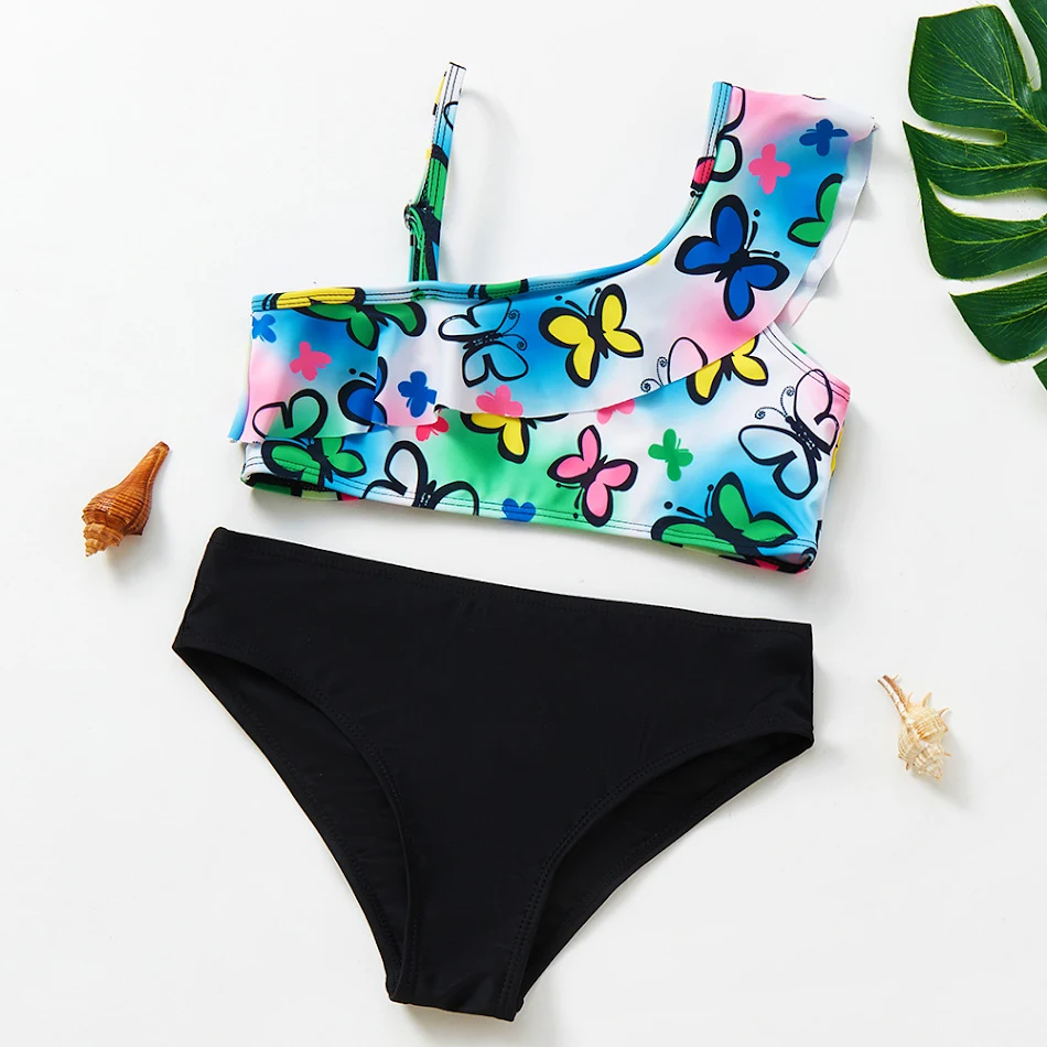 Maillot de bain fille à bretelle oblique et fente. Nagez avec style et confort. Design moderne et féminin, parfait pour les activités aquatiques