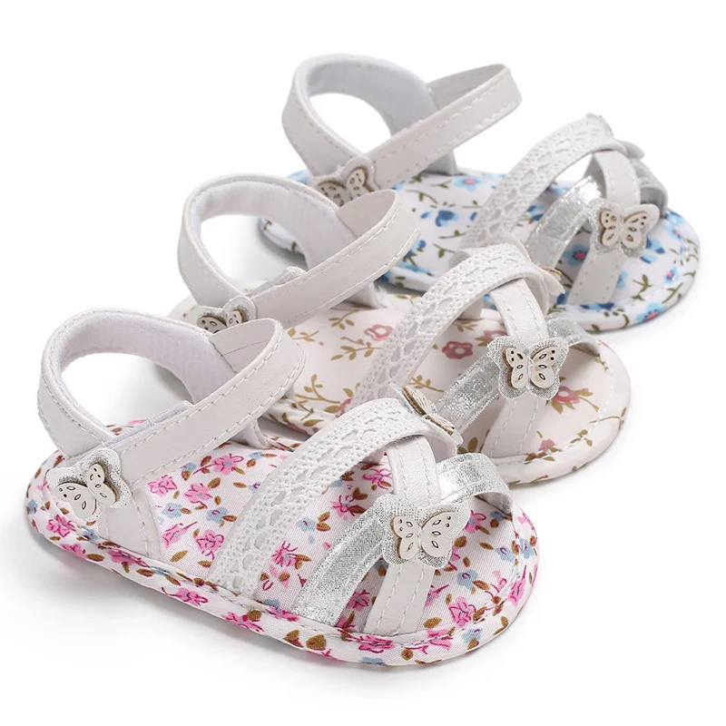 Chaussures bébé premiers pas pour une marche sûre. Souples et antidérapantes, idéales pour les premiers pas en intérieur et extérieur. Confort et maintien.