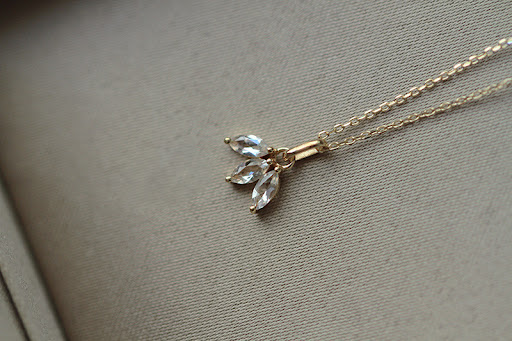Title 2, Collier pendentif clavicule, un accessoire de m...