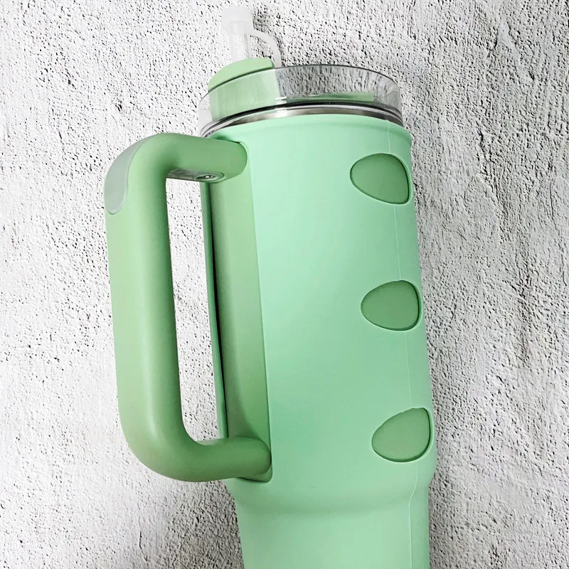 Capa de silicone para garrafa de água resistente a quedas. Proteção segura e transporte fácil. Ideal para atividades esportivas e uso diário.
