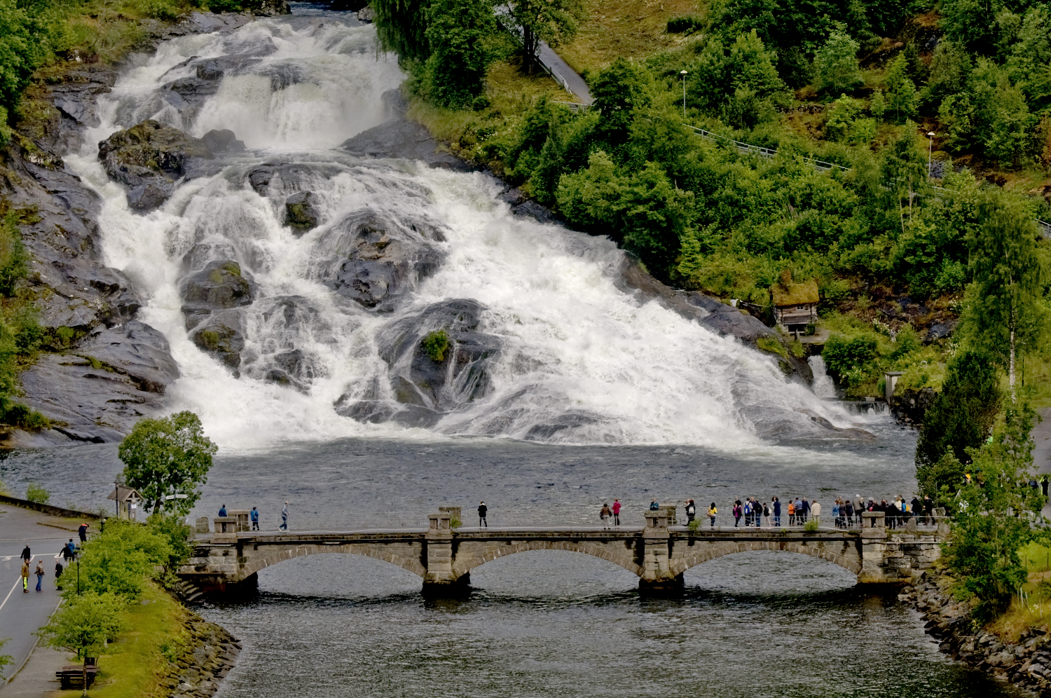 Ai piedi della cascata di Croatti Carlo