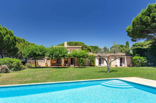 Villa avec piscine et jardin 1