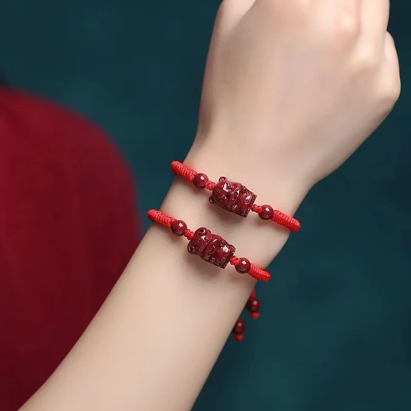 Fidelity Cinnabar Zodiac Red Rope Armband fördert Glück und Schutz. Rotes Armband, chinesisches Design. Kaufen Sie jetzt und steigern Sie Ihr Styling.