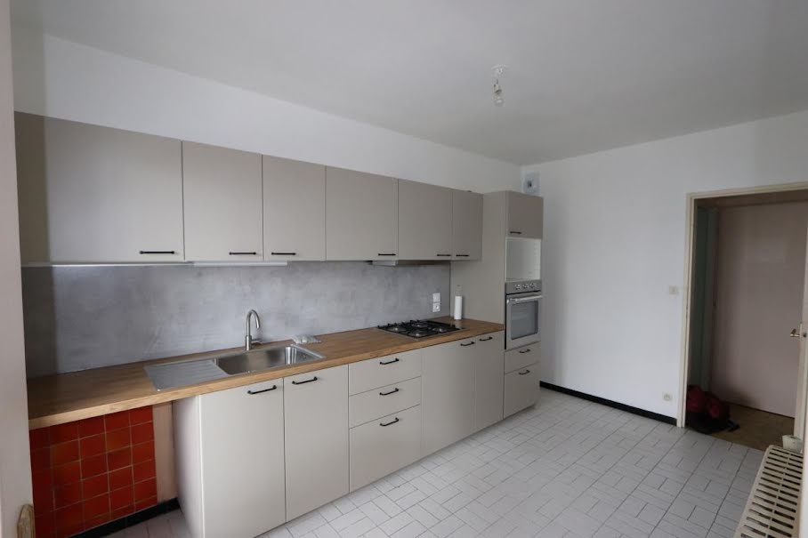 Location  appartement 4 pièces 81 m² à Tassin-la-Demi-Lune (69160), 1 330 €