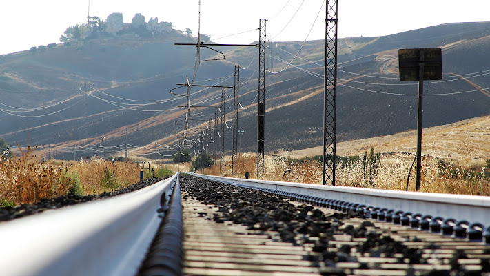 un treno per la città di Gero