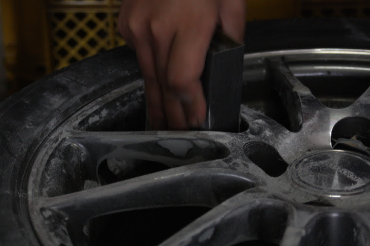 KT DRIFTさんが投稿した友達のノート・ホイール塗装・DIY・ホイールガリ傷・自家塗装缶スプレーに関するカスタム事例の投稿画像2枚目
