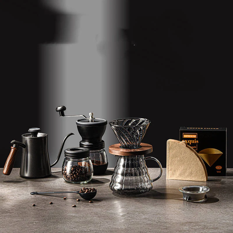 Handgemaakte koffiepotset voor thuis met molen, filter en pers. Geniet van vers gezette koffie op een eenvoudige en stijlvolle manier.