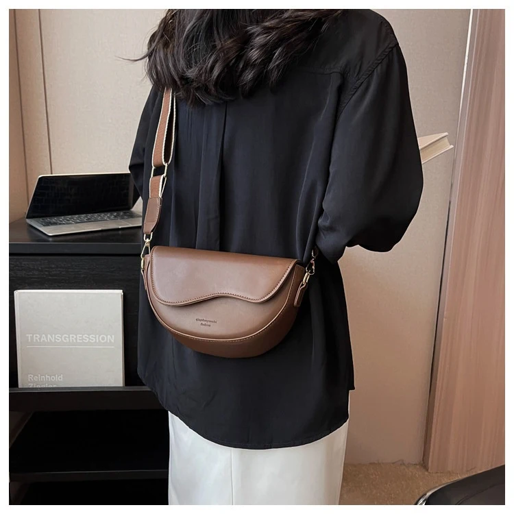 Popularna torba crossbody w stylu retro, łatwa do dopasowania. Idealna na co dzień, wygodna i stylowa. Niezbędny dodatek.