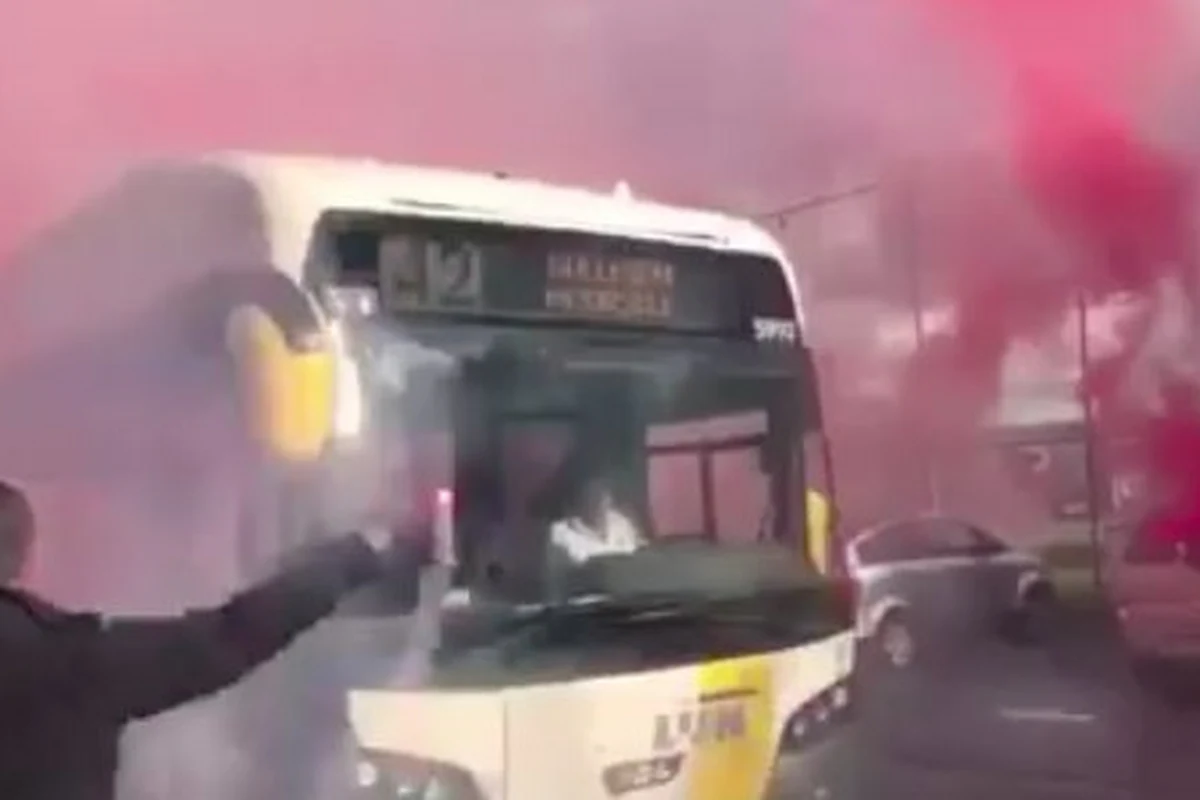 VIDEO: Oeps! KV Kortrijk-fans creëren zee van bengaals vuur... maar zien dan niet de spelersbus maar wel een van De Lijn opdoemen