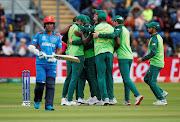 South Africa's Andile Phehlukwayo celebrates with team mates after taking the wicket of Afghanistan's Hashmatullah Shahidi.


Cricket - ICC Cricket World Cup - South Africa v Afghanistan - Cardiff Wales Stadium, Cardiff, Britain - June 15, 2019 Action Images via 