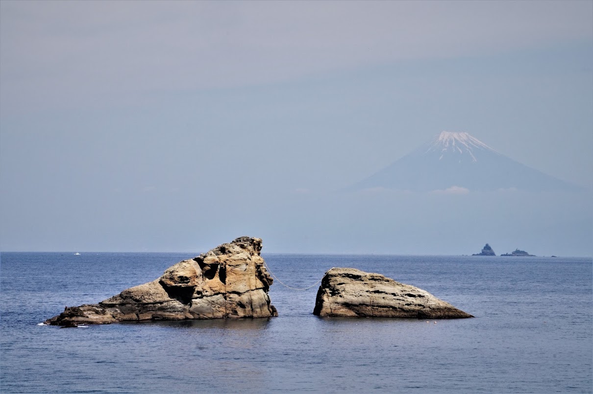 海に浮かんだ二つの岩の背後に富士山が見える雲見海岸の 牛着岩 日本秘境探訪