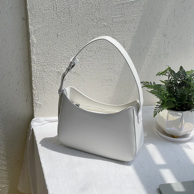 Borsa a spalla minimalista Frosted Fashion, perfetta per chi cerca stile e praticità. Compatta ed elegante, ideale per portare con sé l'essenziale.