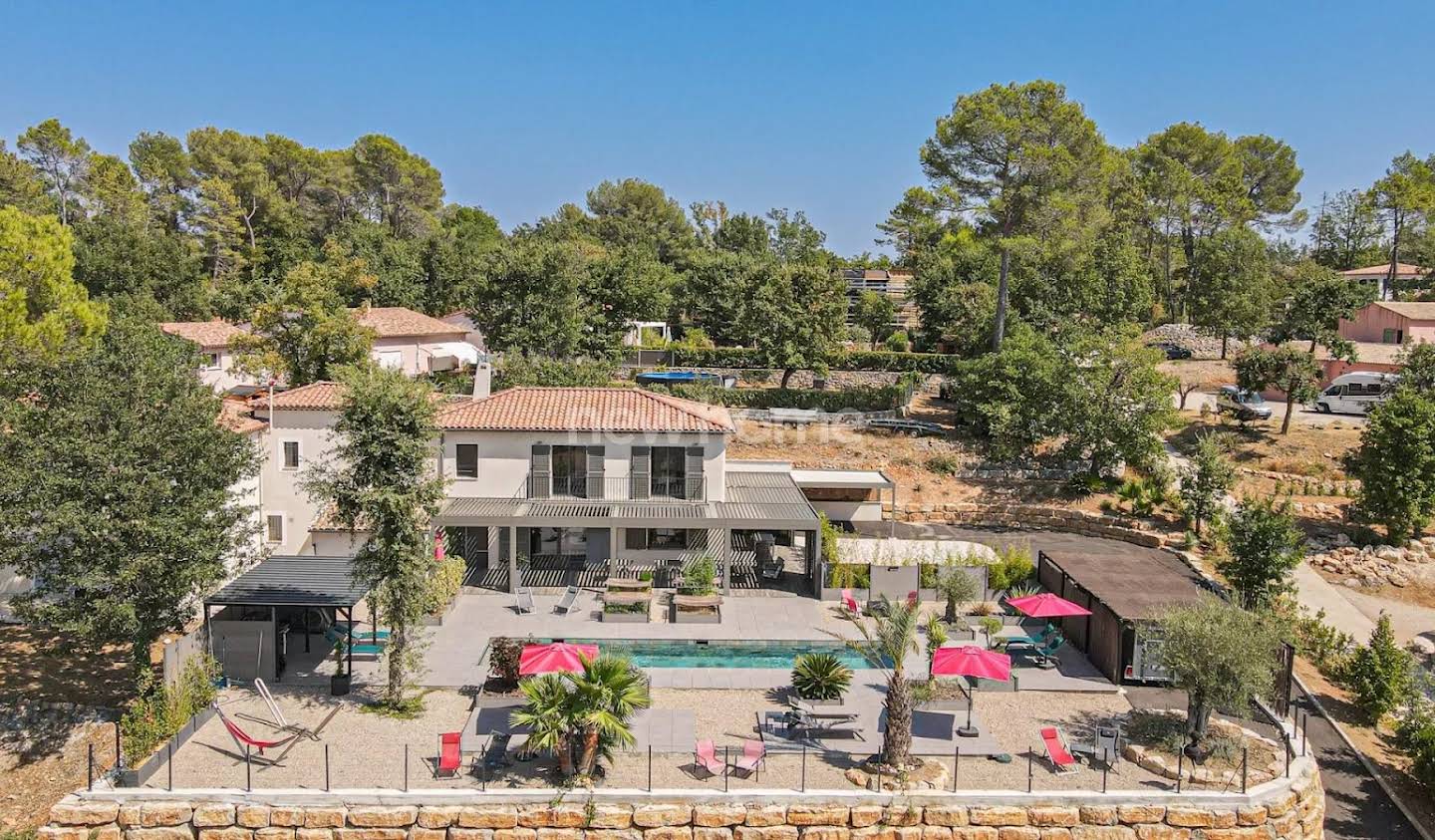 Villa with pool Saint-Paul-en-Forêt