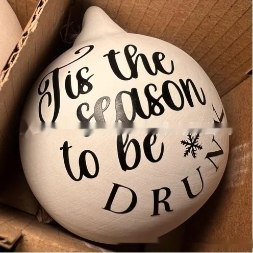 Adornos navideños de broma con bolas festivas para reír estas fiestas. Decora y sorprende con estas divertidas decoraciones.