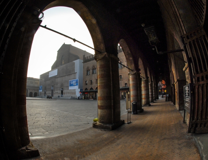 Un arco sulla piazza di domenicolobinaphoto