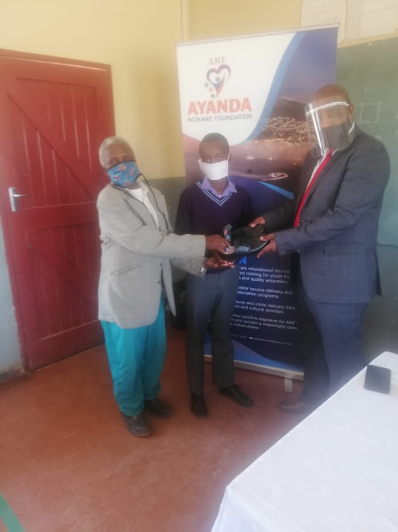 Pupils who normally go to school barefoot, received a donation of pairs from a former pupil, now businessman, Ayanda Ncinane.