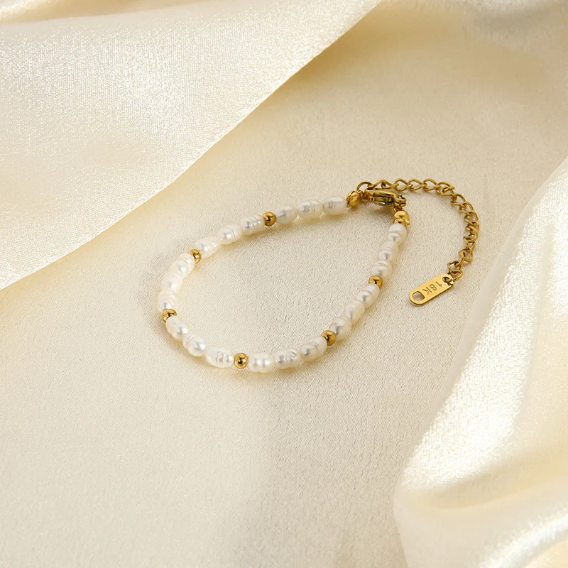 Franse Entry Lux Temperament Wilde Sleutelbeenketting, Ins18K Gouden roestvrij stalen kralen en zoetwaterparel, een chique statement sieraad.