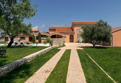 House with pool and terrace 4