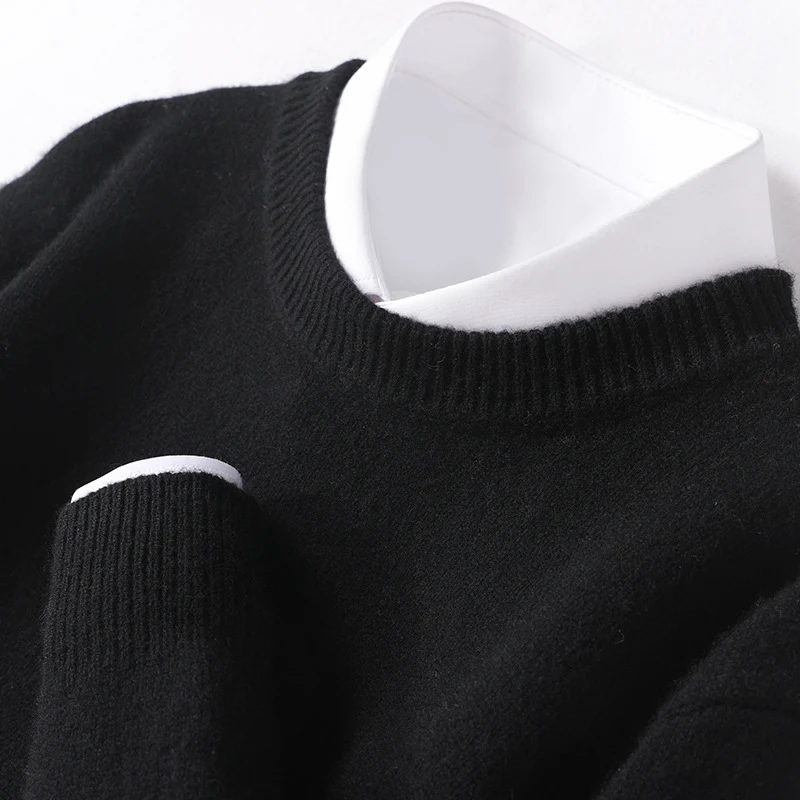 Suéter masculino espesso com gola redonda solta e forro de pele de ovelha, cor sólida. Conforto e calor para o inverno, estilo casual.