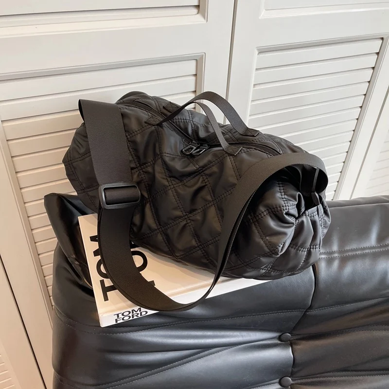 Sac bandoulière décontracté en forme de dumpling, tendance et pratique pour femmes. Idéal pour un usage quotidien, léger et élégant.
