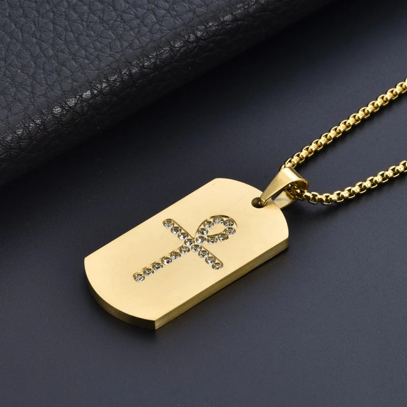 Collier homme brossé Amka avec croix incrustée de pierre. Un bijou élégant et robuste pour hommes, alliant style intemporel et symbole de foi.