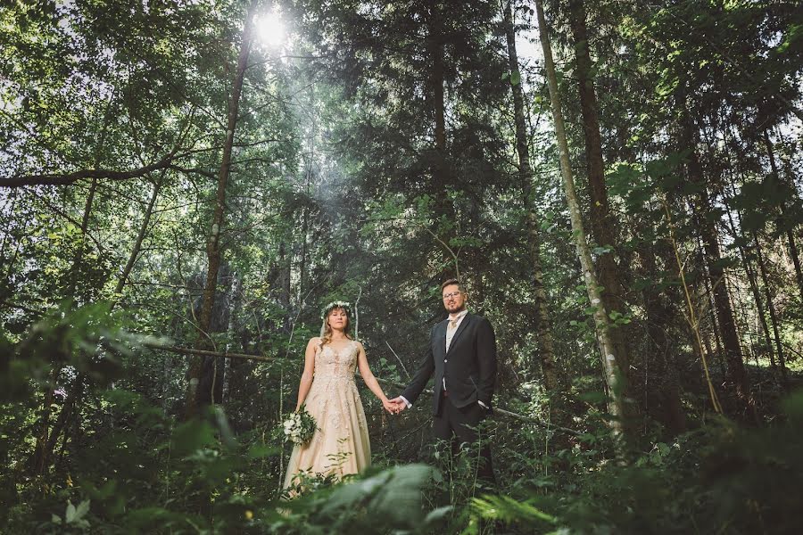 Fotógrafo de casamento Petteri Hentilä (hentipenti). Foto de 23 de janeiro 2019