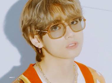 10+ Times BTS's V Was The King Of Pearl Accessories - Koreaboo