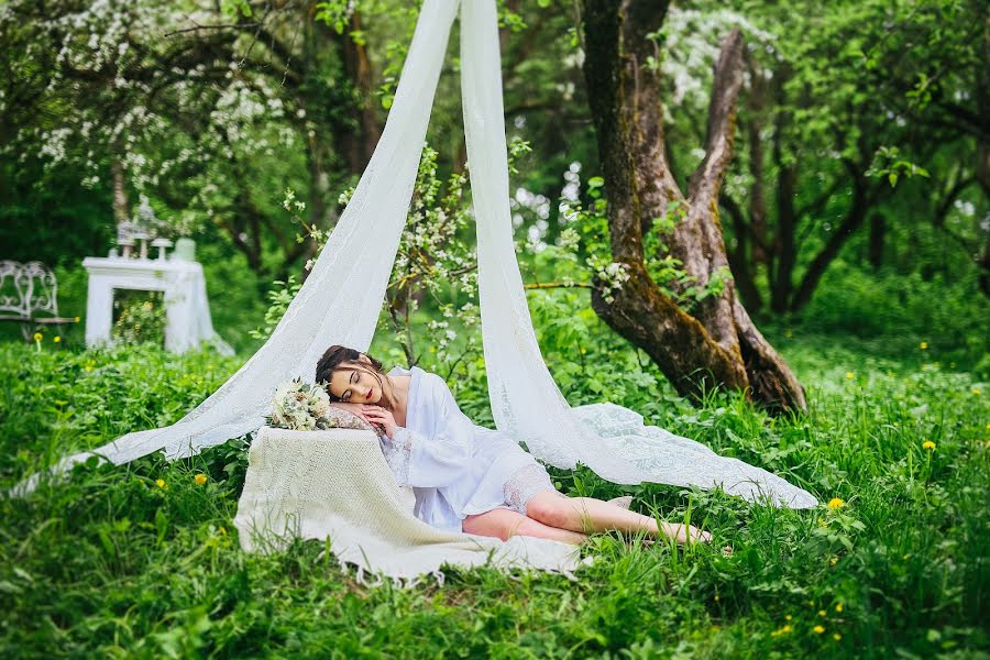 Wedding photographer Evgeniya Izotina (izotina). Photo of 12 April 2018