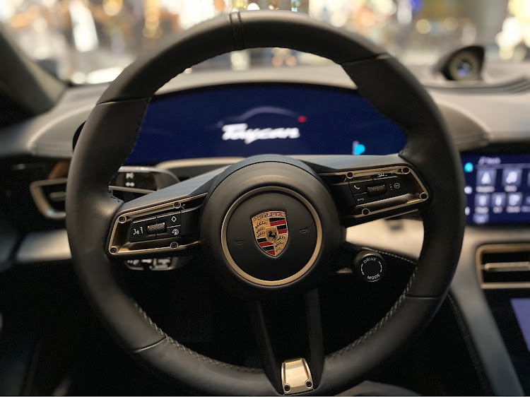 しまゆー/SHIMAYUさんが投稿したポルシェ・タイカン・タイカンTurboS・グランフロント大阪・サステナブルスポーツカーに関するカスタム事例の投稿画像33枚目