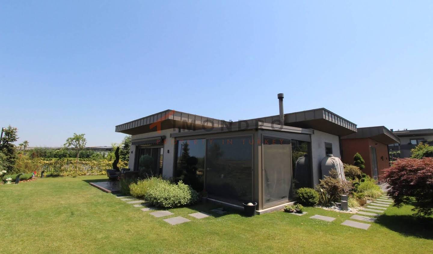 House with pool and terrace İstanbul