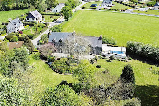 Propriété avec piscine et jardin