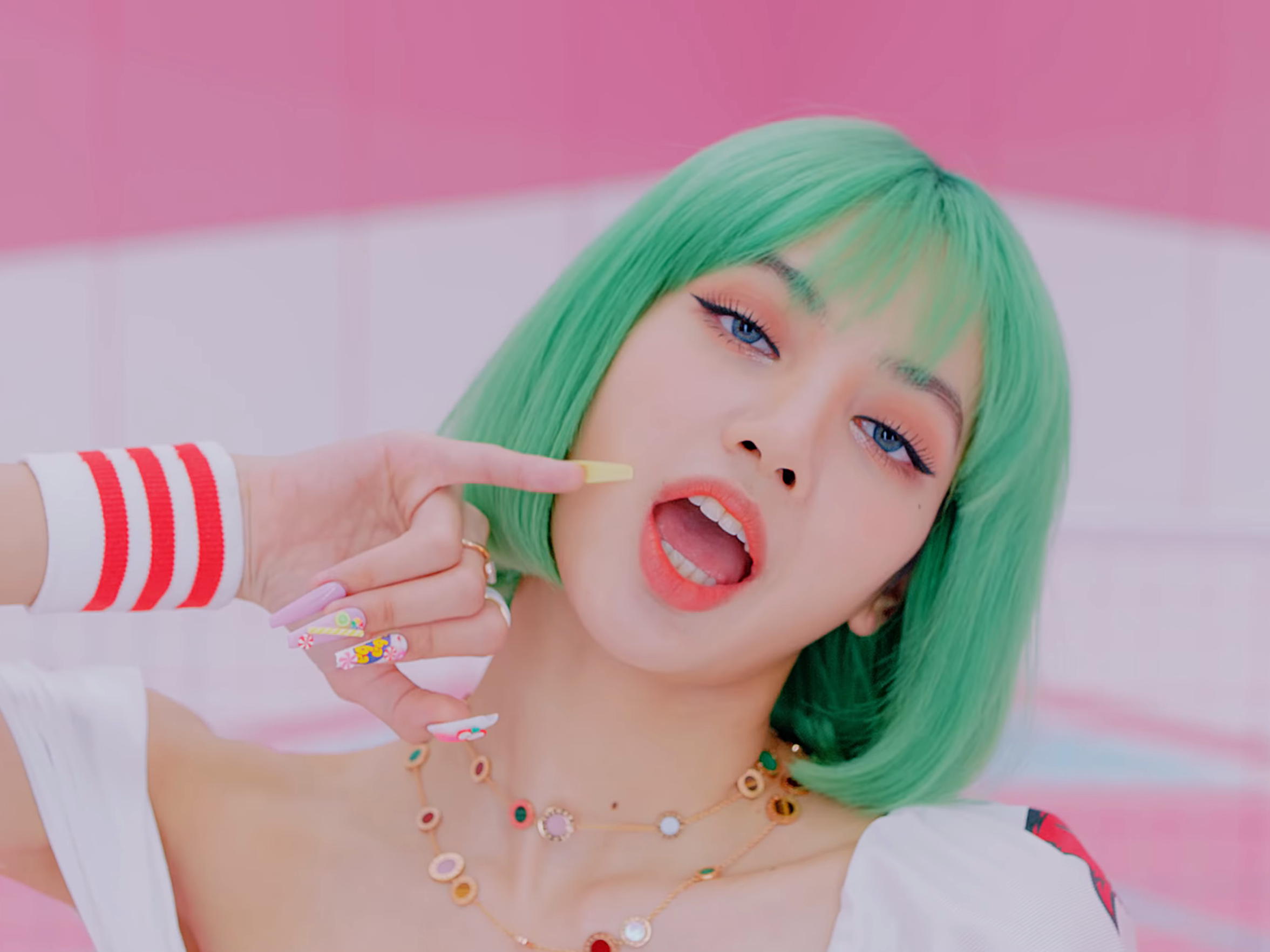 The 10 Most Expensive Jewelry Pieces BLACKPINK's Lisa Wore In “Ice Cream” | KissAsian