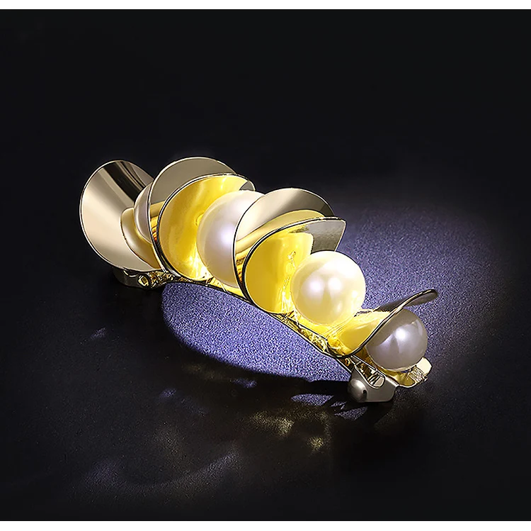 Grampo de cabelo Temperamento Wild Pearl. Elegância selvagem com pérolas. Ideal para penteados sofisticados e um toque de glamour ousado.