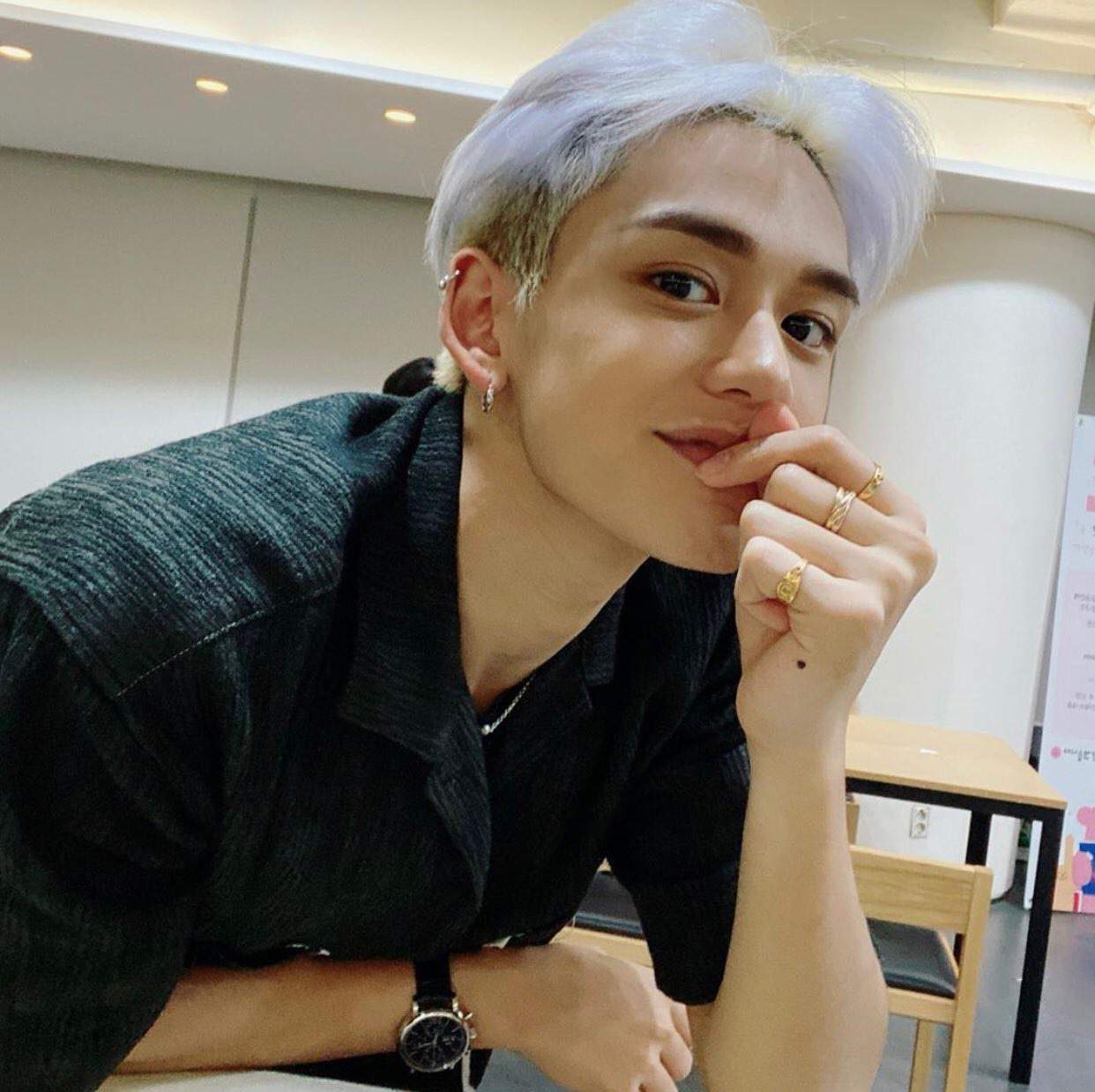 WayV Lucas's Reaction To A Fan Stealing During Their Fan Signing Is So ...