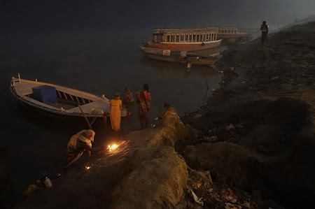 foto: © Harry Fisch<br />
Preparing for the prayers at the Ganges