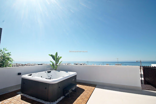 Appartement avec terrasse et piscine 1