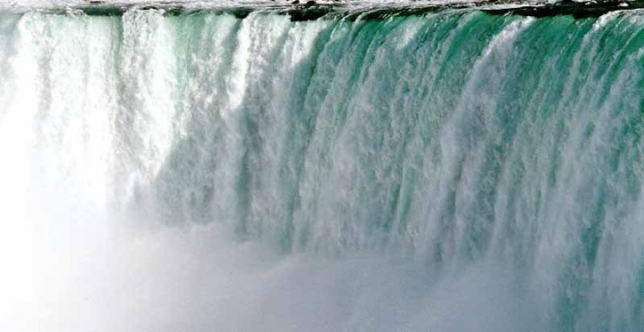 L'acqua in tutta la sua forza di carrera