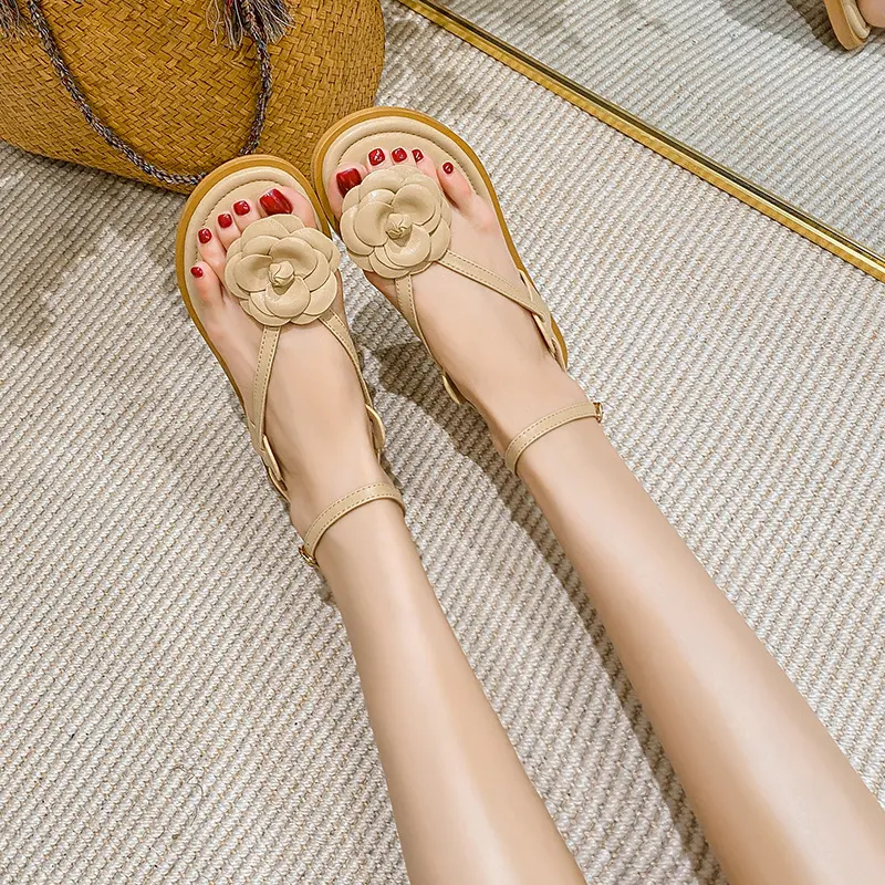 Sandali da donna con fondo piatto, perfetti per l'estate. Comodi e versatili per look casual e passeggiate. Cammina con stile.