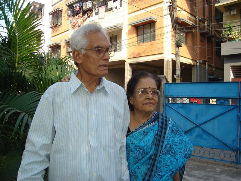 চিত্রে থাকতে পারে: 2 জন ব্যক্তি, ব্যক্তিগণ দাঁড়িয়ে রয়েছেন এবং আউটডোর