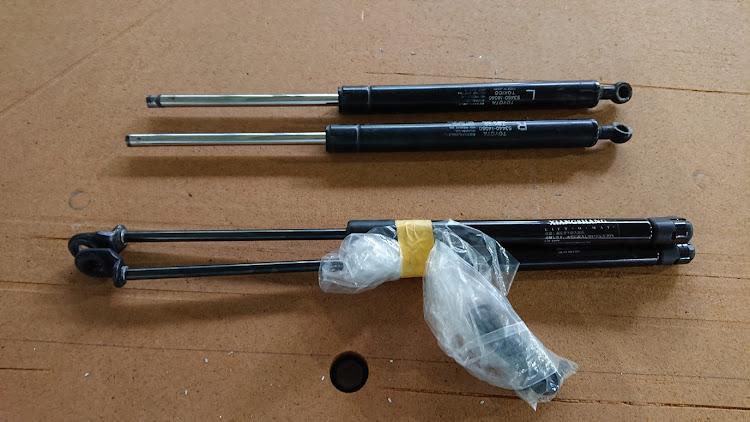 スープラのあな丸工房・ボンネットダンパー加工・交換・BCNR33 GTR・DIY・ゼロクラウンアスリートに関するカスタム事例の投稿画像3枚目